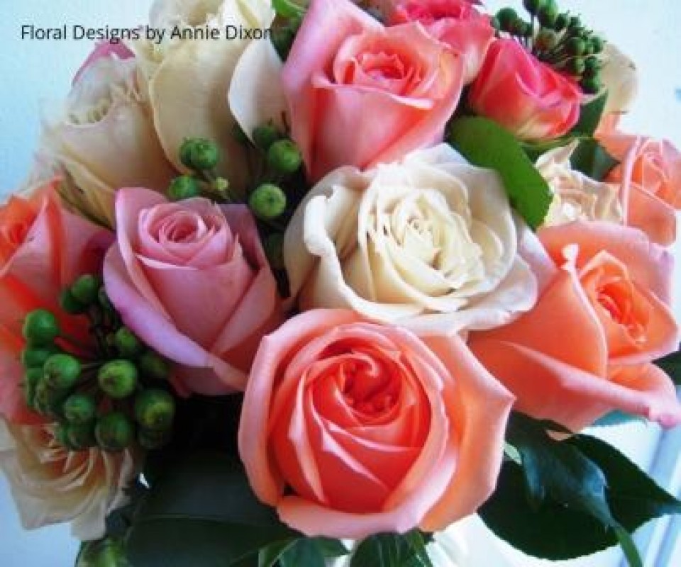 Bouquet of coraql roses and ivy berry